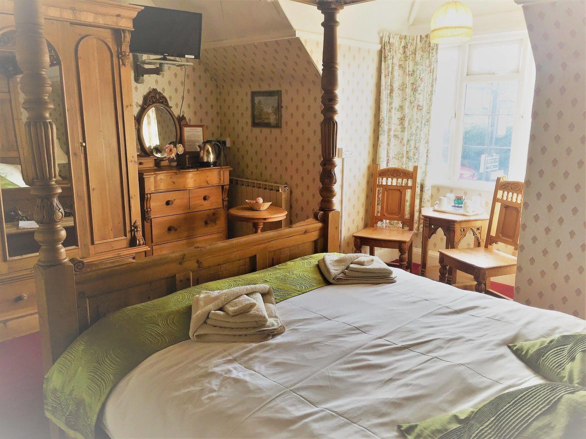 Halfway House Country 3*