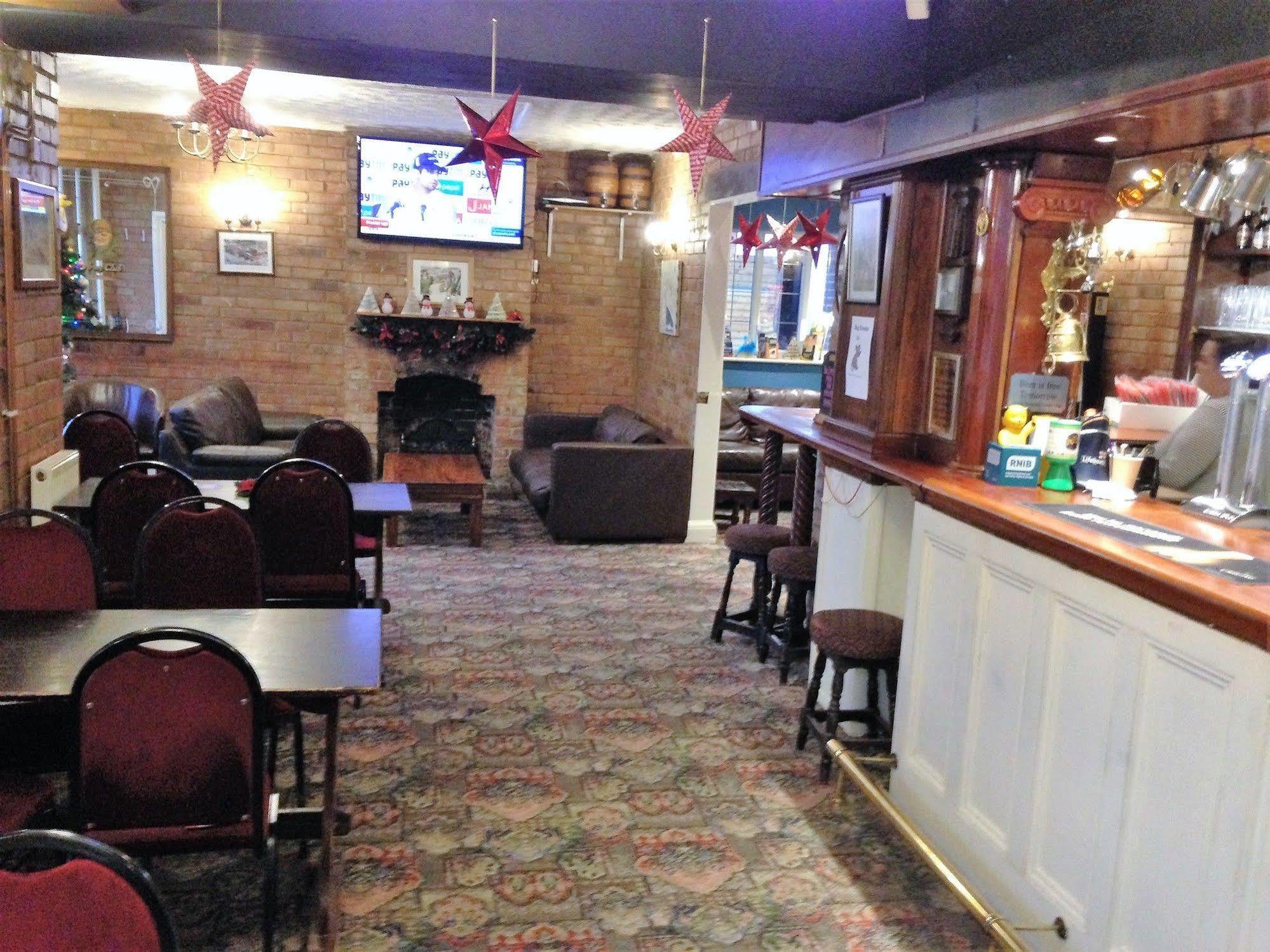 Halfway House Country 3*